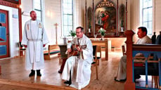 Under visitaspreika i Askvoll på Kristi himmelfartsdag, tok biskopen fram gitaren. Foto: Kyrkja i Askvoll