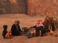 Beduiner nyter soloppgangen i Wadi Rum i Jordan, sammen med pilegrimsgruppen fra Borg (Foto: Endre Fyllingsnes)