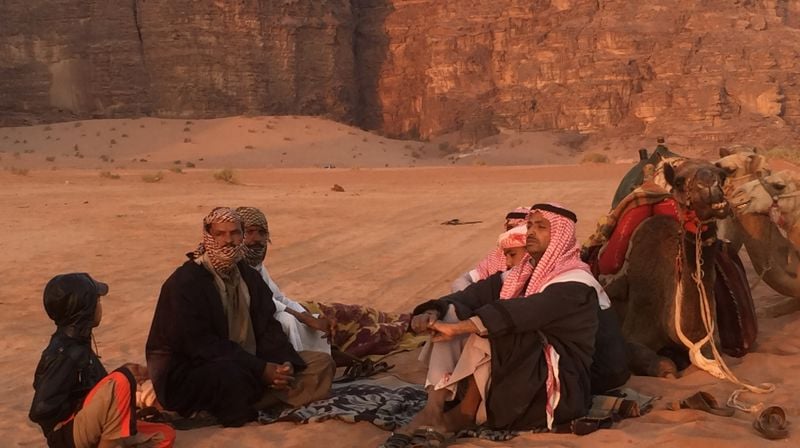 Beduiner nyter soloppgangen i Wadi Rum i Jordan, sammen med pilegrimsgruppen fra Borg (Foto: Endre Fyllingsnes)