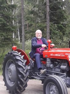 Biskopen fikk også kjøre traktor under Åpen gård i Trøgstad, som tradisjonen tro har landbruksgudstjeneste (Foto: Kirken i Trøgstad og Båstad