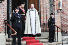 Nåværende konge og biskop på kirketrappen i Fredrikstad domkirke (FOTO: Borg bispedømme)