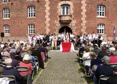 Også i år var det svært god oppslutningen om 2.pinsedagsgudstjenesten på Oscarsborg (Foto: Den norske kirke i Frogn og Drøbak)