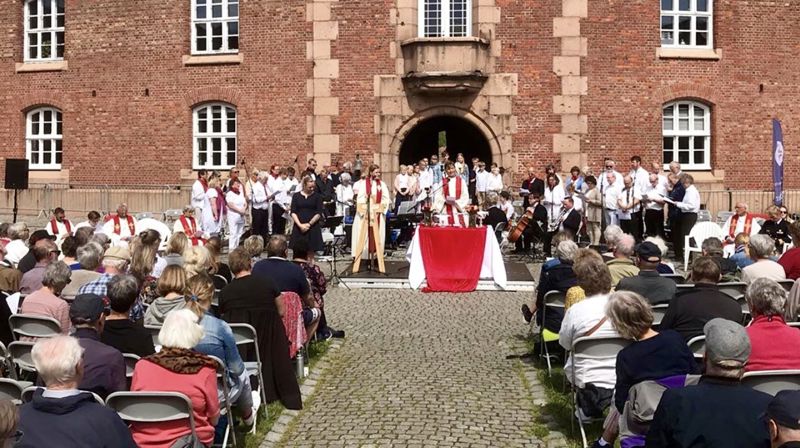 Også i år var det svært god oppslutningen om 2.pinsedagsgudstjenesten på Oscarsborg (Foto: Den norske kirke i Frogn og Drøbak)