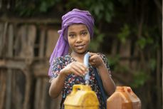 Kila henter vann fra brønnen Kirkens Nødhjelp har båret i landsbyen Beseko Ilala i Etiopia.