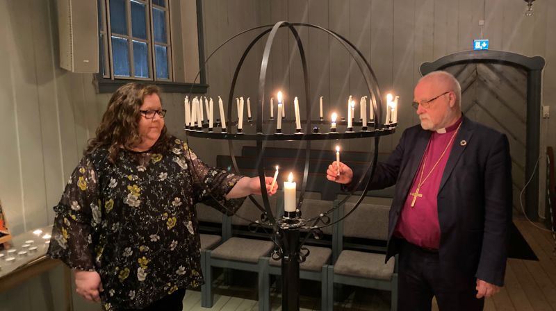 Kirkeverge Dagrun A. Ødegaard og biskop Atle Sommerfeldt i åpen kirke i Gjerdrum kirke nyttårsaften.