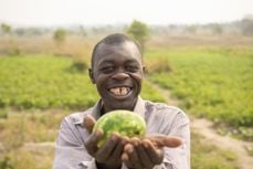 Owen Mkandawire var en fattig bonde som ikke fikk nok kjøpere til grønnsakene sine. Da fikk han ideen til et bondesamarbeid, som har endret livet til flere bønder i distriktet hans.