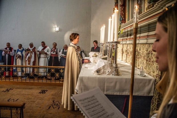 Biskop Kari foran alteret, Foto Geir Carlsson Fredrikstad Blad.jpg