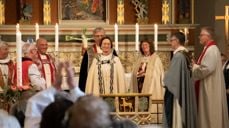 Nyvigslet biskop Kari omgitt av kolleger. Foto: June Bergh