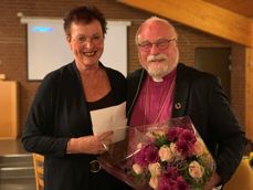 Bjørg Westerheim, leder av Enebakk kirkelige fellesråd takket biskop Sommerfeldt på vegne av de to fellesrådene i Nordre Follo prosti