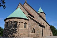 Kråkerøy kirke ble oppført i 1922 med granittblokker fra øya. Den har 325 sitteplasser og ligger vakkert til på Kråkerøy (FOTO: Fredrikstad kirkelige fellesråd)