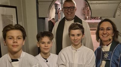 Biskop, sokneprest Jakob Furuset, og tre konfirmanter som bidro under åpningsgudstjenesten