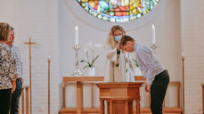 Både unge og eldre ble døpt på stedet. Foto: Linn Celine Stangstuen