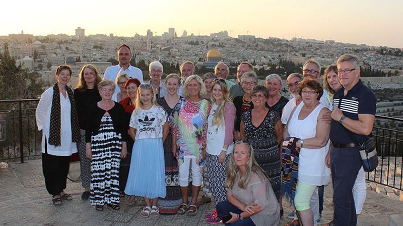 En fornøyd gjeng pilegrimer på Oljeberget med utsikt over Jerusalem