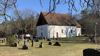 Hvaler kirke er fra 1000-1100-tallet (Foto: Endre Fyllingsnes)