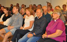 Odd Werner Hansen fra Gjøvik (nr. to fra høyre), var hovedinnleder på møtet på SMISO Hamar. Her sammen med biskop Solveig Fiske og medlemmer av familien. Foto: Trude G. Dale, Oppland Arbeiderblad