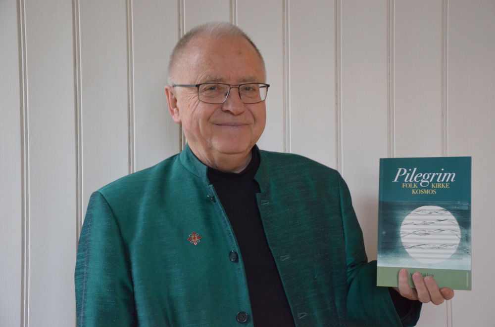Arne Bakken med boka "Pilegrim - folk, kirke, kosmos"