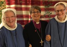 Søster Eva (til venstre)  og søster Magnhild sammen med biskop Solveig Fiske