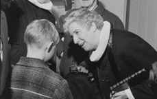 Norges første kvinnelige prest, Ingrid Bjerkås, ble ordinert i Vang kirke i 1961. Foto: Lasse Klæboe -hentet fra digitalarkivet