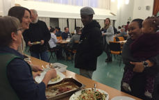 En onsdag i måneden møtes alle som vil til felles middag på bygdestua ved Hoff kirke på Østre Toten. Menigheten inviterer. Foto: JV
