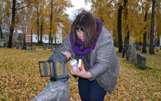 Solveig Nyland har tre av sine nærmeste på kirkegården ved Hoff kirke på Østre Toten. Sorgen har blitt en stor del av livet. Foto: Jorun Vang.