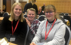 Delegatene fra Hamar fv.  Louise Knutsen, Magnus Kessel og Matilde Ødegaard. De har jobbet spesielt med en sak om gudstjenester i konfirmasjonstida.