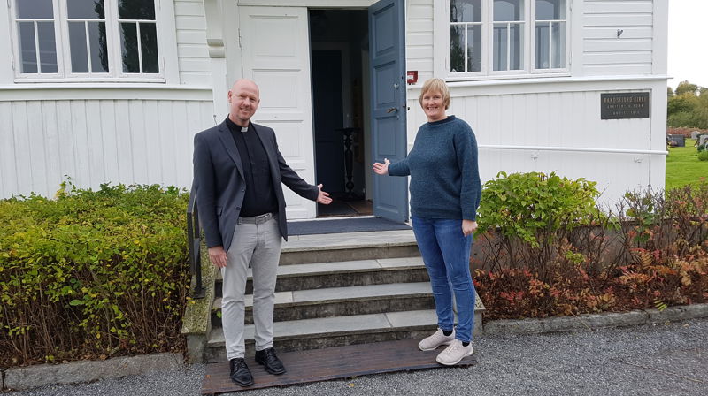 Stian Roos og Hilde Gunnerød Hoelsveen ønsker velkommen til drop-in-dåp i Randsfjord kirke, lørdag 24. oktober fra kl. 11.00 - 15.00. Foto: Kirken i Jevnaker