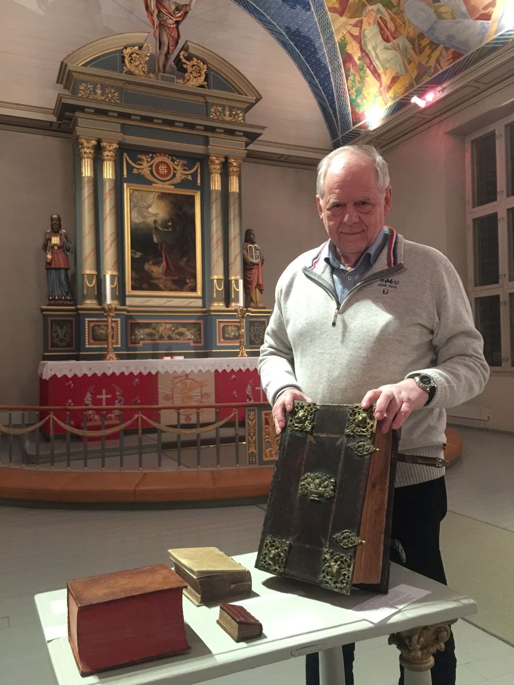 Eiliv Sandberg viser fram Christian IV's bibel fra 1632-33. Foto: Berit Kristin Klevmoen