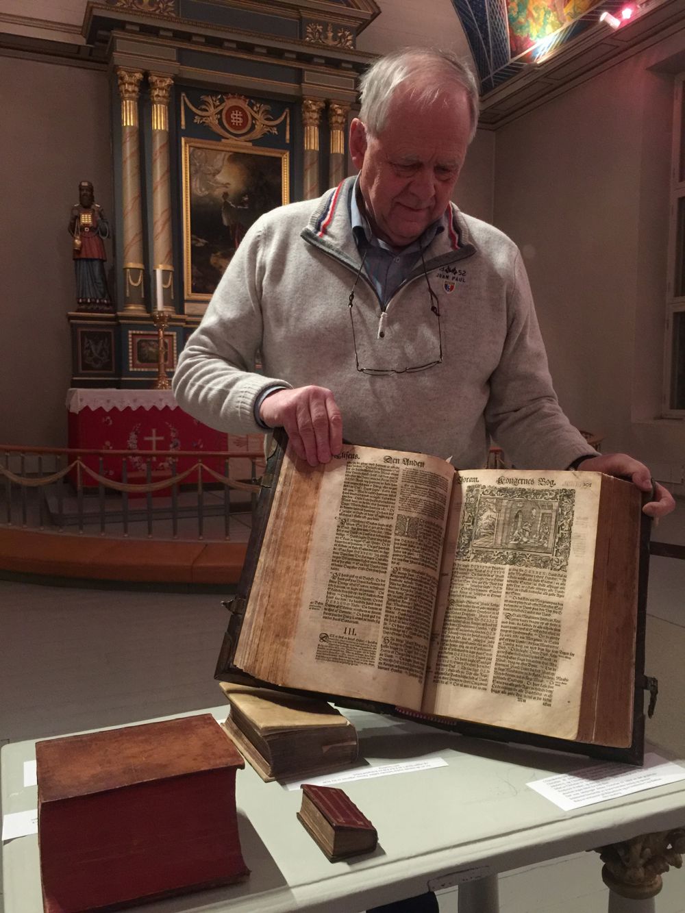 Eiliv Sandberg viser fram bibel fra Christian IV's tid - 1632-33. Foto Berit Kristin Klevmoen