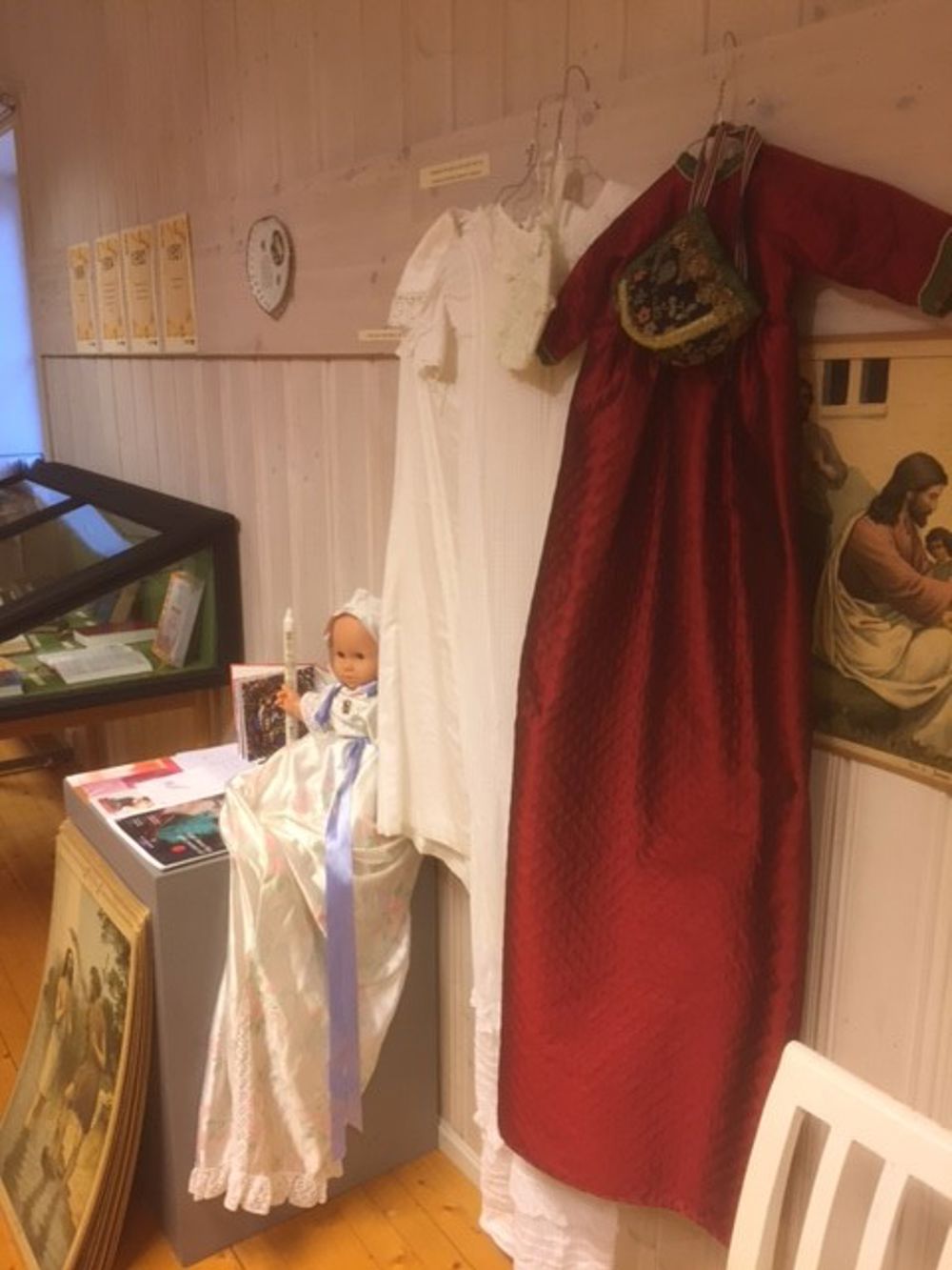 Utstilling av dåpskjoler - Lands museum