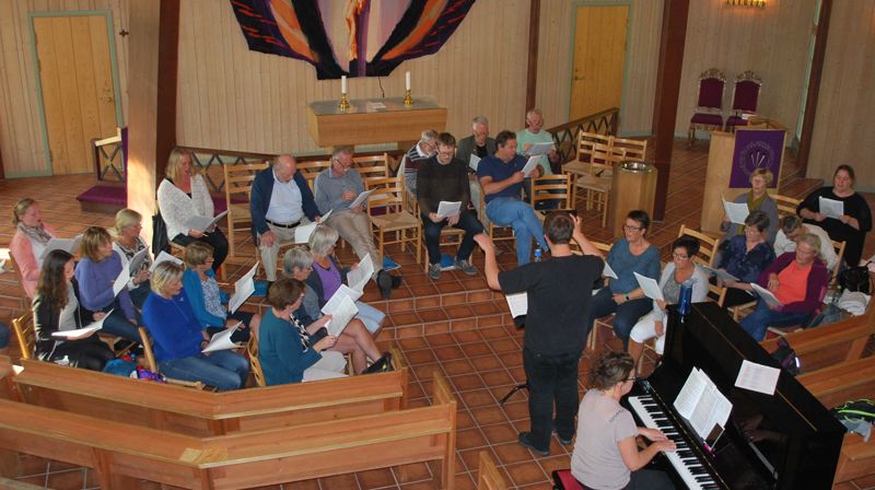 Kantor i Nord-Aurdal, Monica K. Solberg og kantor i Vestre Slidre, Are Alund, ledet prosjektkoret med 40 sangere. Både andre organister og prester fra dalføret var med. 