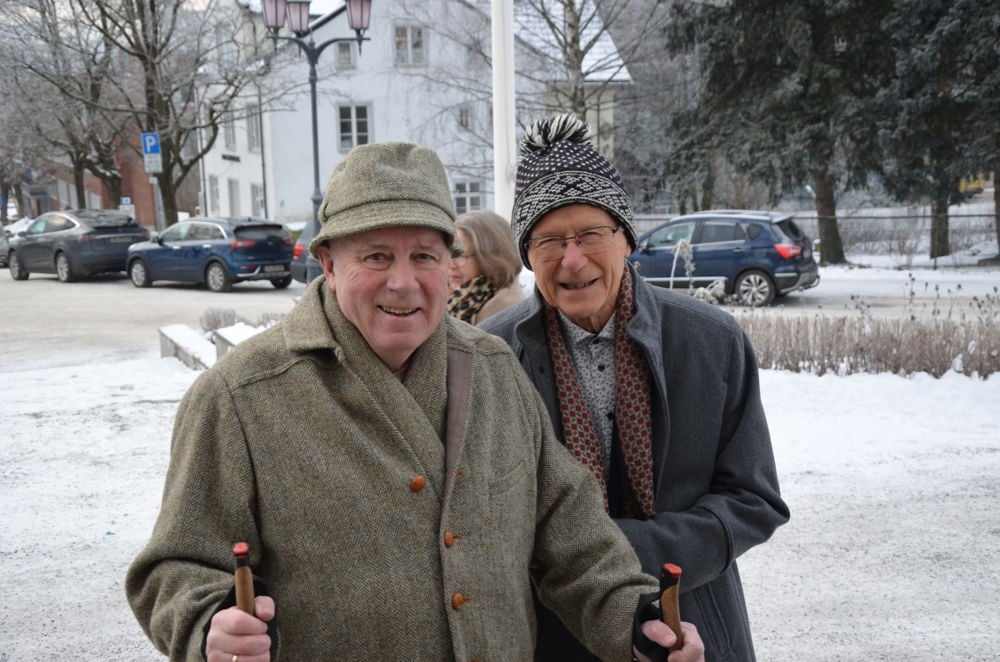 Knut Andresen og Ragnar Granaasen vil gjerne få med seg den historiske hendelsen Foto: Hamar bispedømme