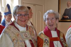 Biskop Solveig Fiske og biskop emerita Rosemarie Köhn på vei inn til jubileumsgudstjeneste. Foto: Liv Torhild Bråthen
