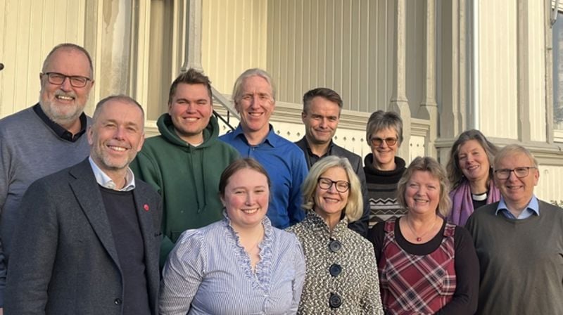 Hamar bispedømmeråd er samlet til siste møte før jul 2025. Bak fv: Ole Jacob Dyrnes, Adrian Sagvold Grøndahl, Sveinung Moesgaard Skjesol, stiftsdirektør Freddy Knutsen, Oddfrid Eriksrud (for Vidar Haugen), Therese Wagle Bazard. Foran fv: Biskop Ole Kristian Bonden, Vanja Hole Joramo, Anne Kristine Rossebø, Bispedømmerådets leder Kjersti Drtina Øversveen, Gunnstein Endal. Foto: Hamar bispedømmeråd.