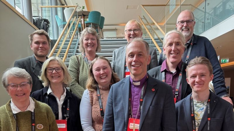 Hamar bispedømmeråd sin delegasjon på Kirkemøtet 2025. Leder Kjersti Drtina Øversveen nr. 2 fv. bak. Foto: Hamar bispedømmeråd.