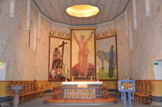 Altertavlen i Hamar domkirke, malt av Henrik Sørensen, har den oppstandne Kristus som hovedmotiv. Foto: LTB