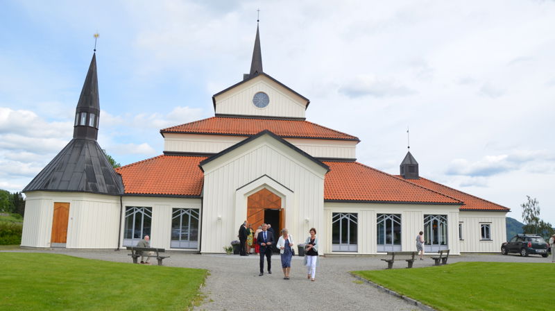 Veldre kirke er bygd i år 2000 og et landemerke i landskapet. Foto: Hamar bispedømme