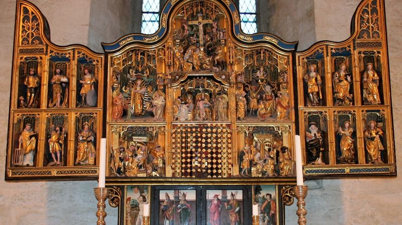 Ringsaker kirke har et alterskap fra 1520-tallet, som er laget i Belgia. Med de to dørene oppslått er skapet mer enn to meter bredt og like høyt, og rikt utsmykket med scener og enkeltfigurer. Kilde: kirkesok.no