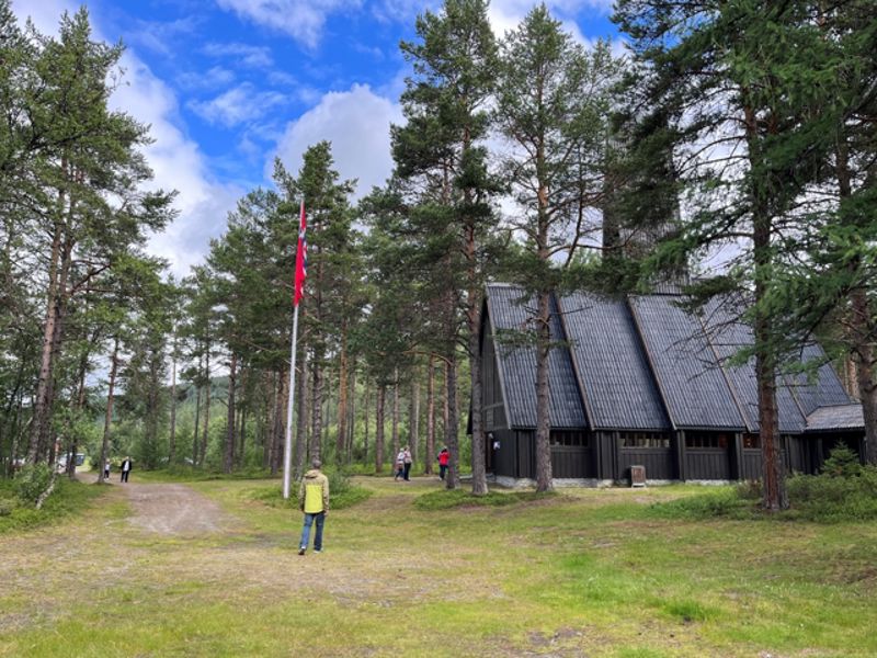 Espedalen fjellkirke har form av et naust, og er tegnet av Bjarne Bystad Ellefsen. Foto: Hamar bispedømmeråd