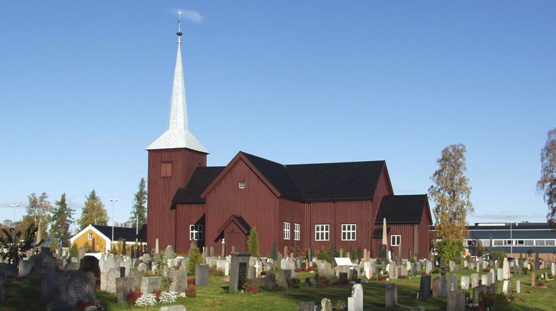 Elverum kirke er bygget i tre og ble oppført i 1738. Kirken har 700 sitteplasser. Kirken har vernestatus automatisk listeført. Foto: kirkesok.no