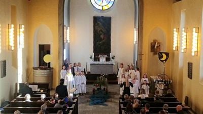 Hernes kirke i høstskrud. Foto: Guttorm Eidslott