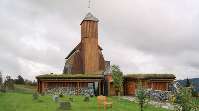 Seegård kirke fra 1997 har altertavle av Håkon Gullvåg. Foto: Kirken.no