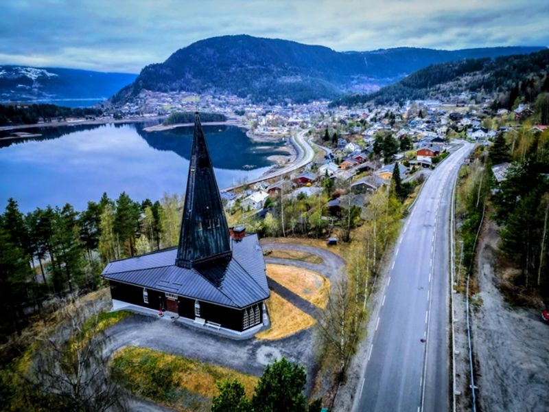 Fagernes er sentrum i Nord-Aurdal, dit biskopen skal på visitas i april, her med Tingnes kyrkje framfor. Dronefoto: Jostein Enger