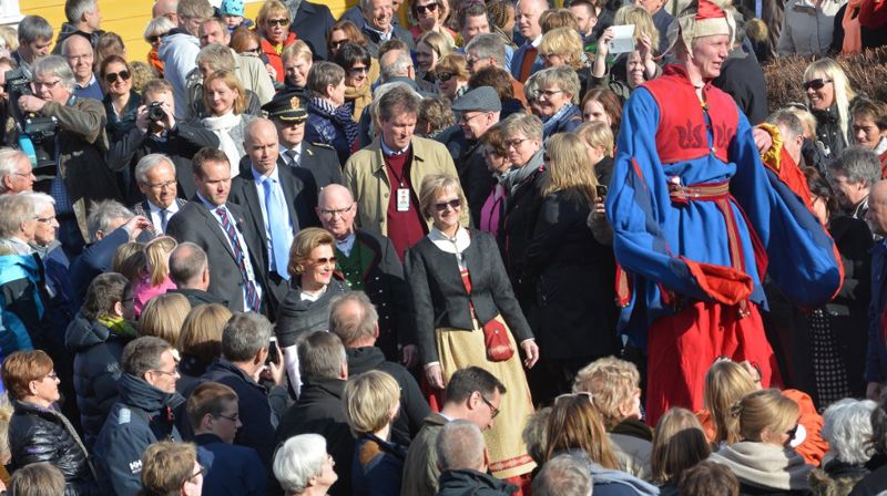 27. april 2016 åpnet Dronning Sonja Glasslåven kunstsenter på Granavollen. Det var nesten publikumsrekord ved søsterkirkene. Foto: Sissel Skjervum Bjerkehagen, avisen Hadeland. Gjengitt med tillatelse.