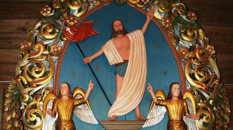 Den oppstandne og triumferende Kristus, omgitt av engler. Utdrag fra altertavlen i Bøverdalen kirke.
