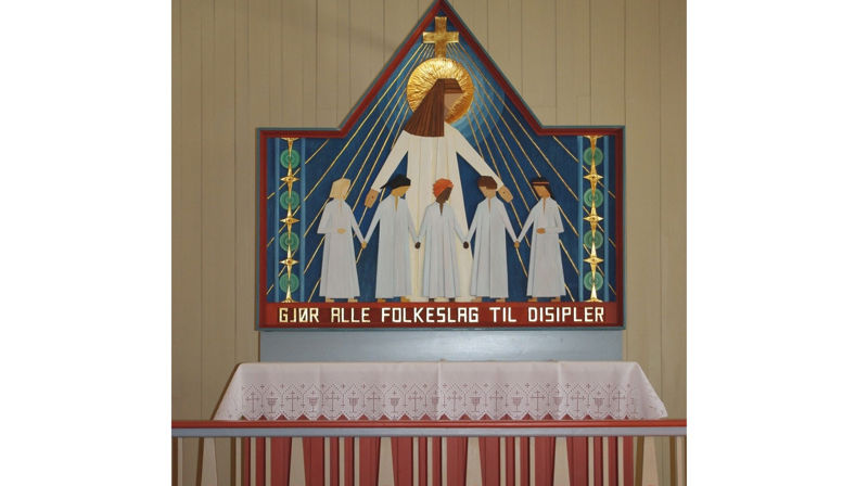 Altertavlen i Dalsbygda kirke fra 1973 er et relieff, skåret av Eystein Vingelsgaard. Motivet er misjonsbefalingen.