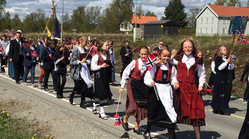 Glade barn i barnetog 17. mai. Foto: Løten kommune
