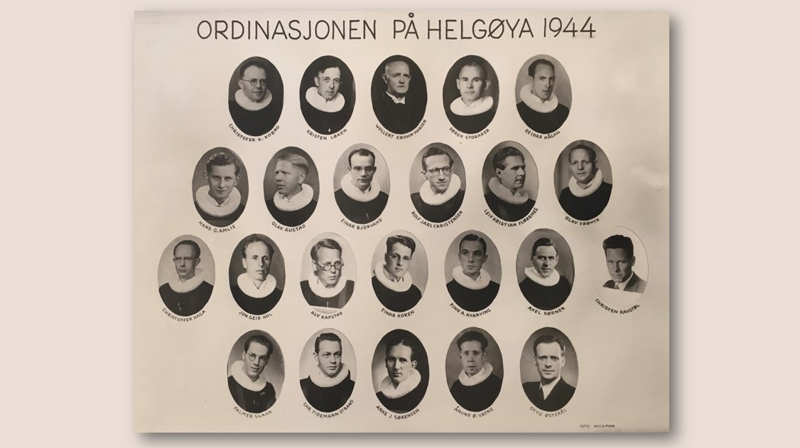 Prestene som ble ordinert 2. juli 1944, sammen med de som deltok ved ordinasjonen. Foto: Privat eie.