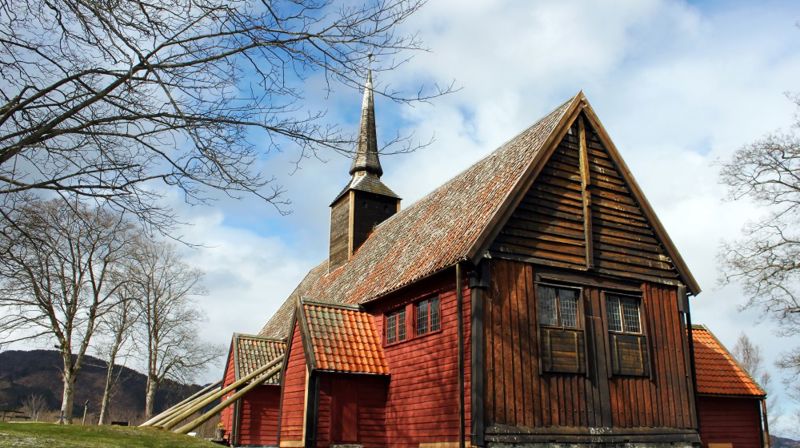 Kvernes Stavkirke i Averøy på Nordmøre er ikke middelalderkirke likevel, viser nye oppsiktsvekkende undersøkelser. Kirken er trolig bygget ca.1630 og ikke på 1300-tallet. (Foto: Svein Magne Harnes)