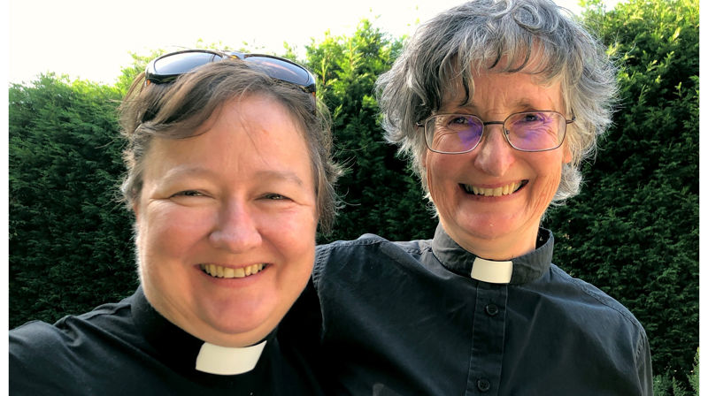 Cathrine Grutle (t.v.) og Janet Appleby leder samarbeidsgruppa som greier samarbeidsordningar og -tiltak mellom Møre bispedøme og Newcastle bispedøme. 