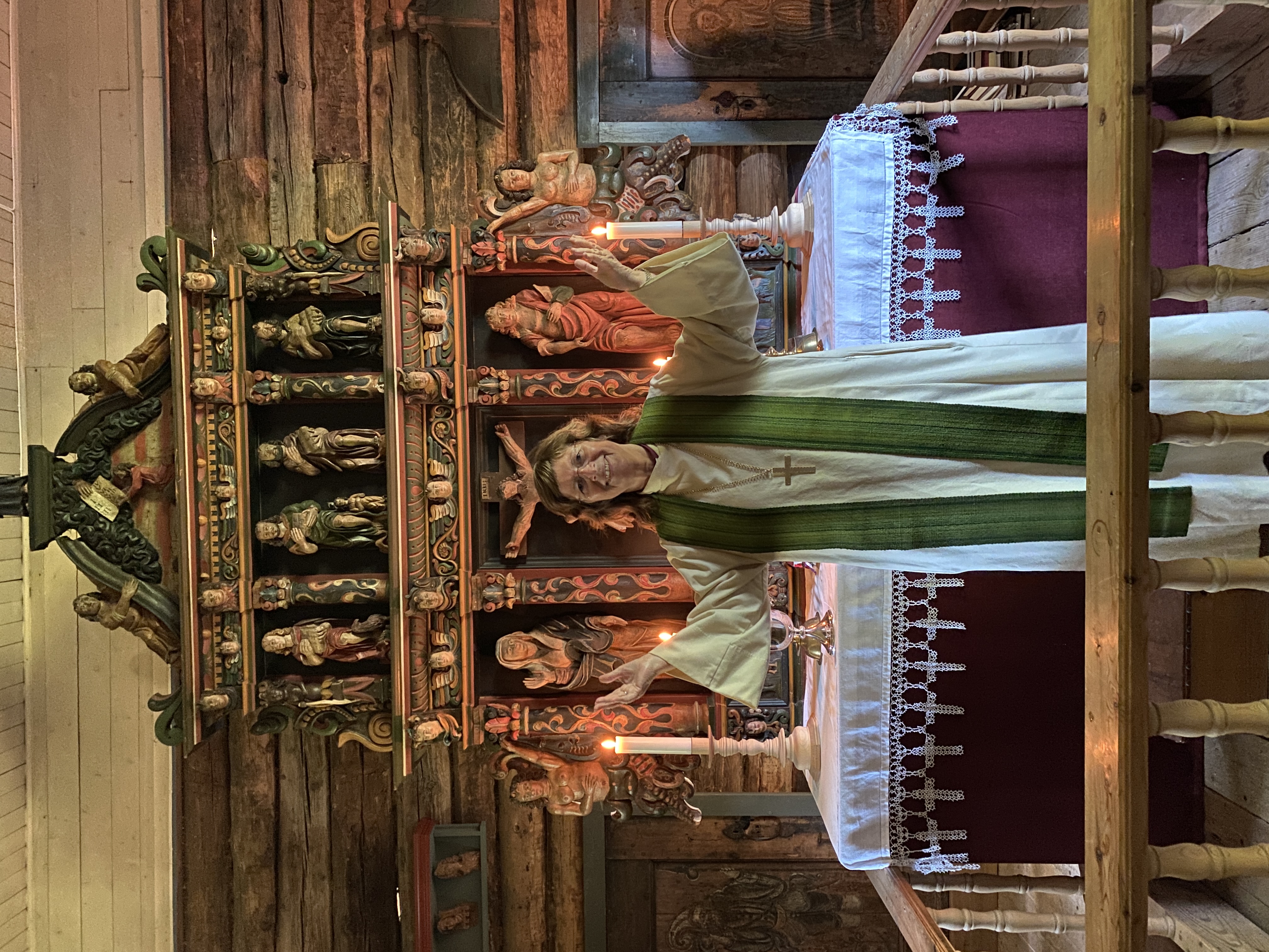 Biskop Ingeborg ved alteret i Romsdalsmuseets kapell.jpeg